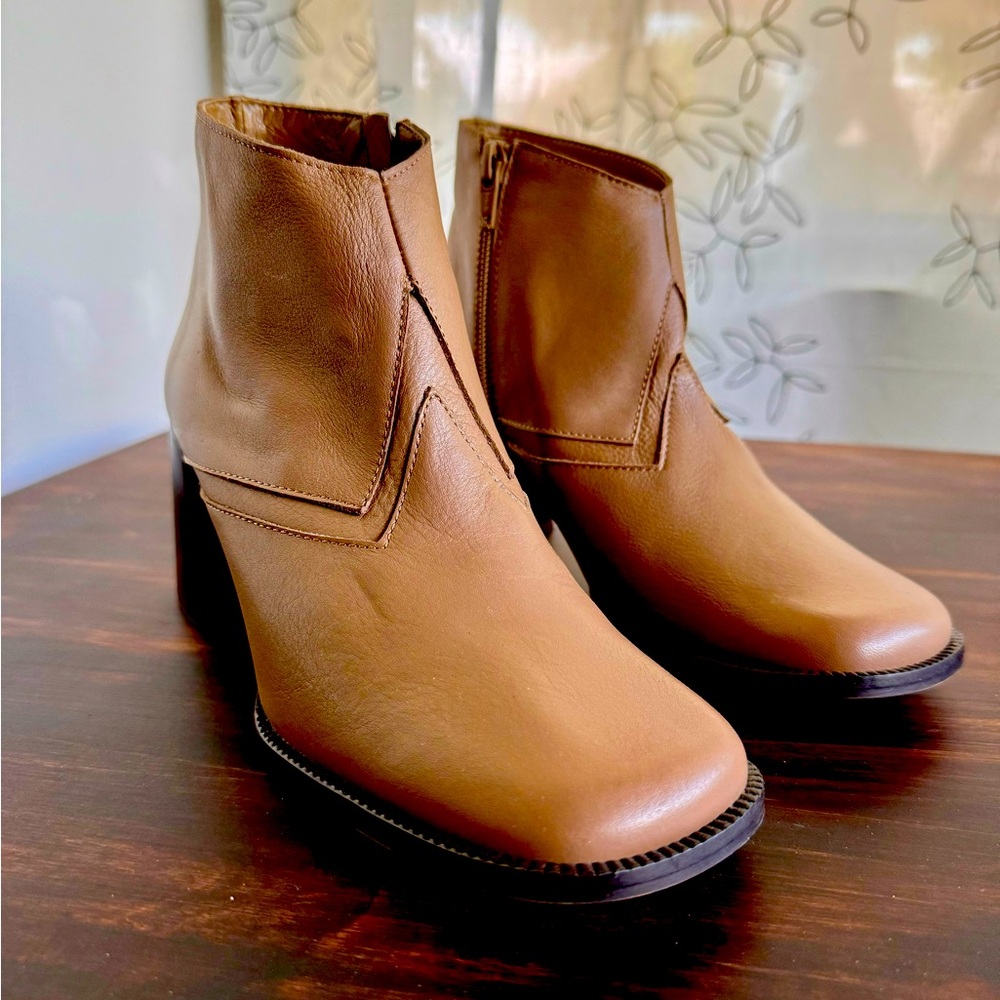Rebels ankle bootie with unique zig zag detail.